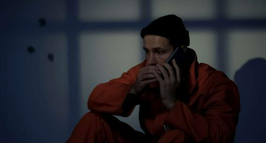 Foto de prisionero con teléfono, en nota de cómo meten celulares a cárceles en Colombia y cuánto cobran por colarlos (video).