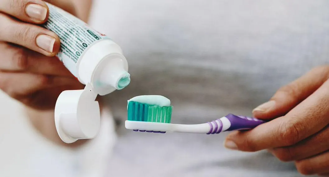 Crema dental a propósito de cómo limpiar las superficies con este producto. 