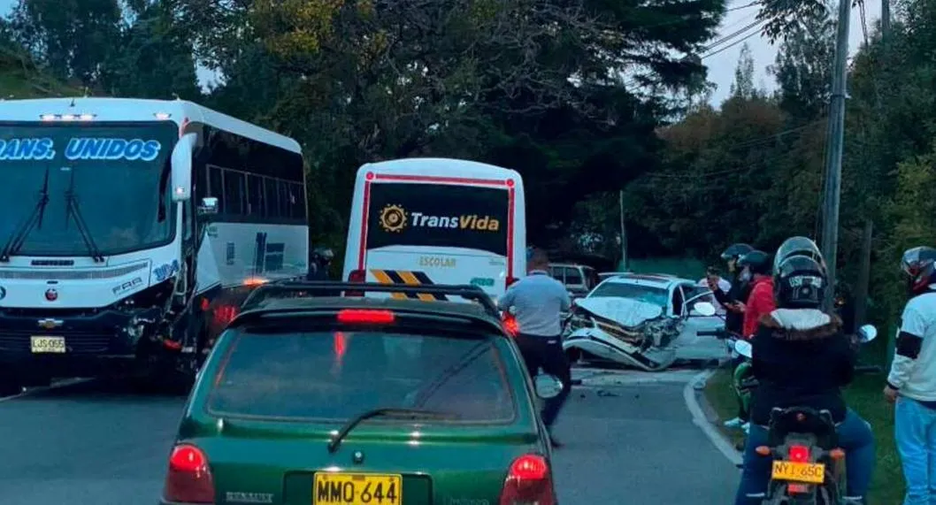 Accidente en Antioquia entre bus y vehículo dejó seis heridos