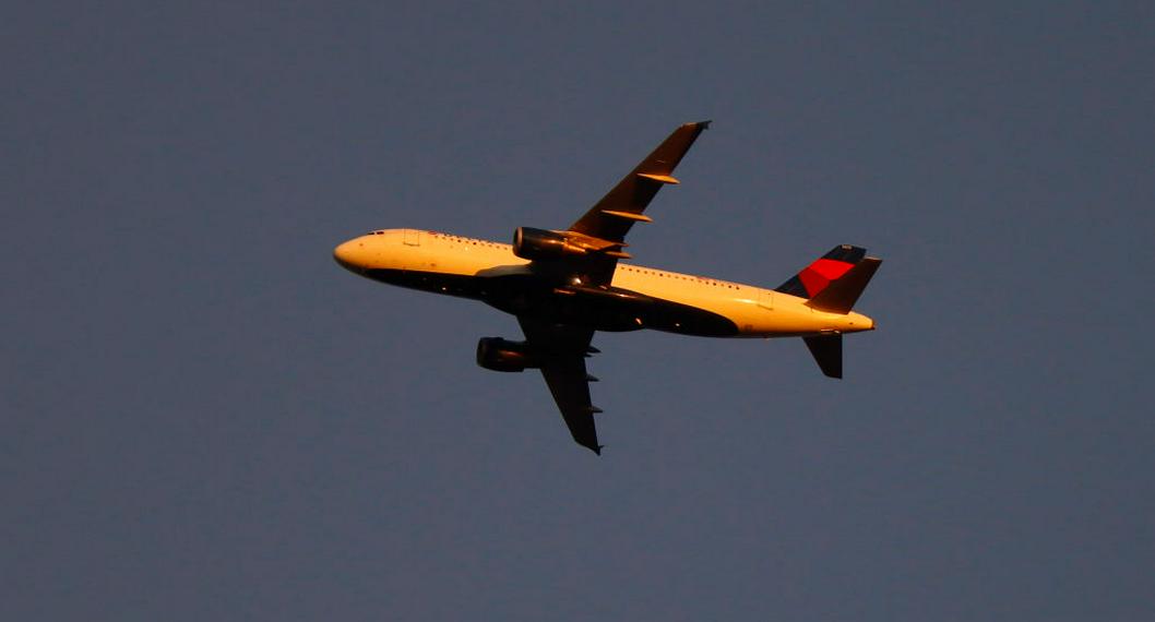 Foto de avión de Delta Airlines a propósito de emergencia por pasajero que armó tobogán