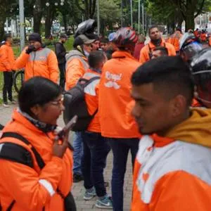 Foto de rappitenderos, en nota de Bogotá hoy: protesta contra Rappi en la carrera 7; fotos con mensaje y bloqueos.