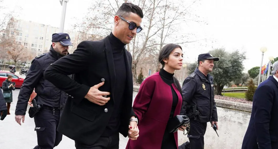 Cristiano Ronaldo junto a Georgina Rodríguez a propósito de quién es la mamá de sus hijos.