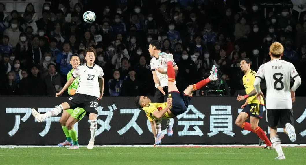 Rafael Santos Borré, delantero de la Selección Colombia, anotando un gol de chilena contra Japón. Dejó mudo a narrador japonés.