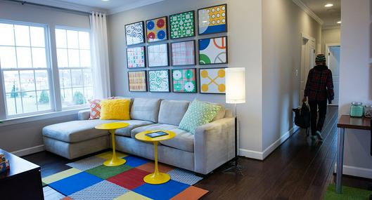 Casa colorida a propósito de objetos sacar de la casa para atraer la buena energía.