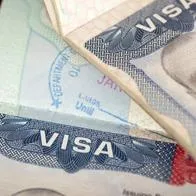 Foto de visa a propósito de incremento en precio de visa de EE. UU. para colombianos en 2023