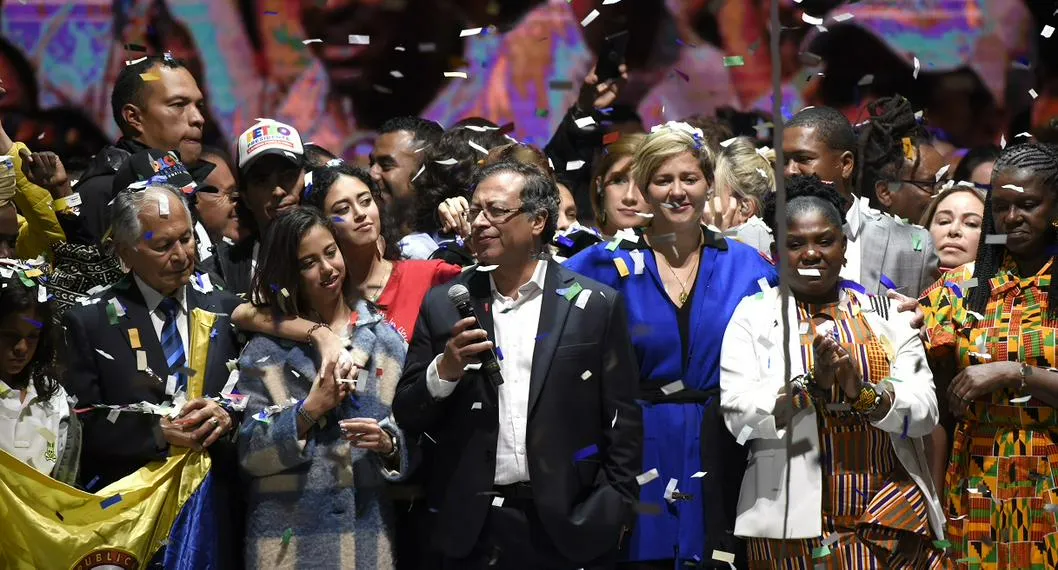 Celebración de victoria de Gustavo Petro en elecciones, junto con varios integrantes del Pacto Histórico, quienes se unirían para hacer un único partido.