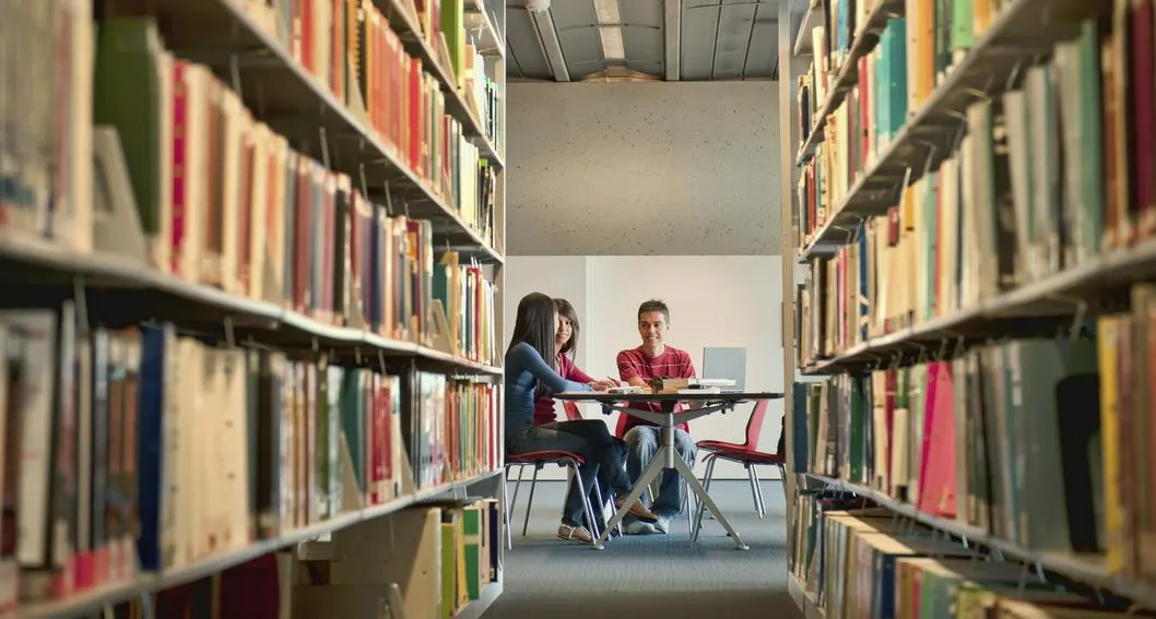 Estudiantes en una biblioteca a propósito de cuáles son las mejores carreras para estudiar en Colombia.