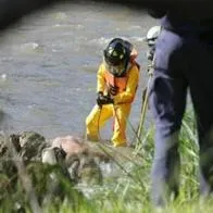 Encuentra el cuerpo de un hombre sin vida flotando en Río Bogotá. Vecinos de un barrio se dieron cuenta y llamaron a la Policía | Qué pasó en Río Bogotá.