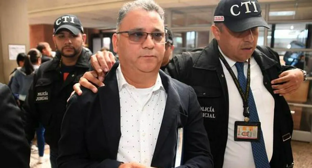 César Augusto Ceballos Giraldo siendo llevado por el CTI de la Fiscalía.