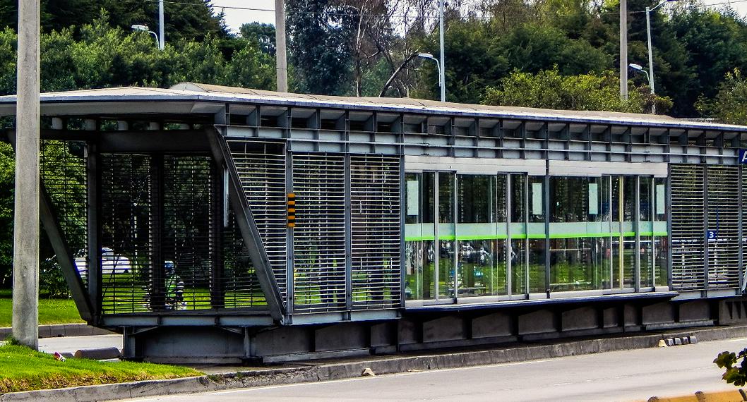 Estación de Transmilenio, en Bogotá, en nota sobre la parada hecha con plástico 