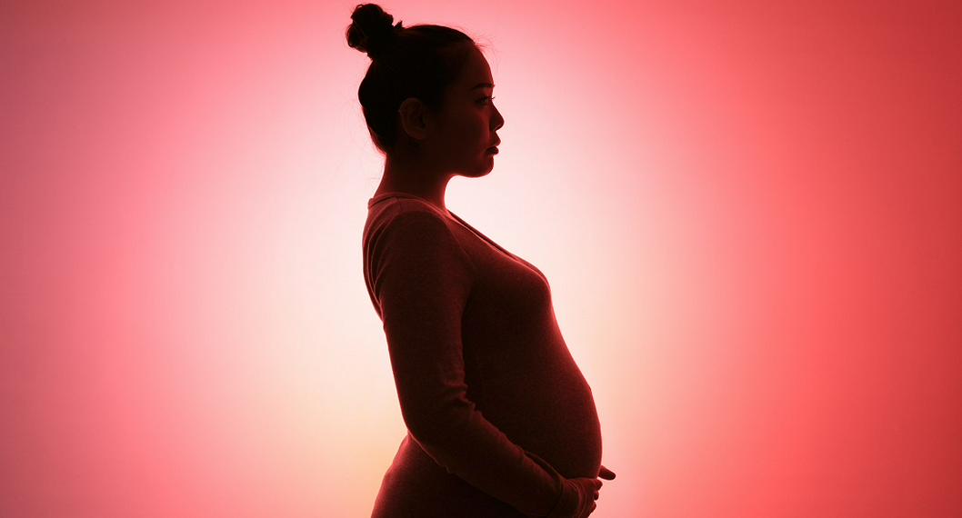 Mujer embarazada, como la joven en Indonesia que dijo que se embarazó después de rezar.