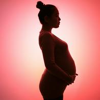 Mujer embarazada, como la joven en Indonesia que dijo que se embarazó después de rezar.