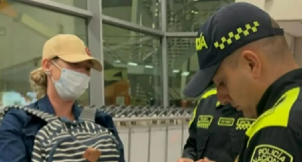 A mujer que humilló a policías en el aeropuerto El Dorado la recibieron en Bogotá con dos comparendos y fue demandada