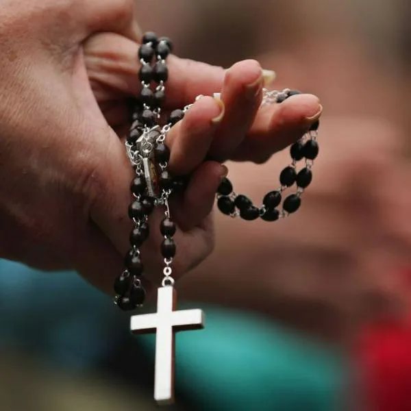 Santo rosario a propósito de cómo se reza y cuáles son las oraciones que usan los creyentes.