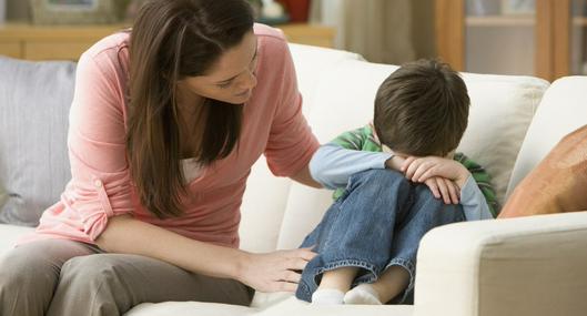 Mamá y su hijo llorando. En relación con la ansiedad en niños: síntomas, alertas y cómo ayudarlos con su salud mental.