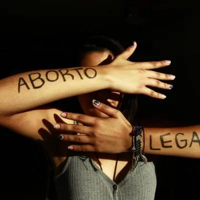 Mujer pidiendo la despenalización del aborto. Abogada en Colombia buscaba penalizarlo con hasta 60 años.