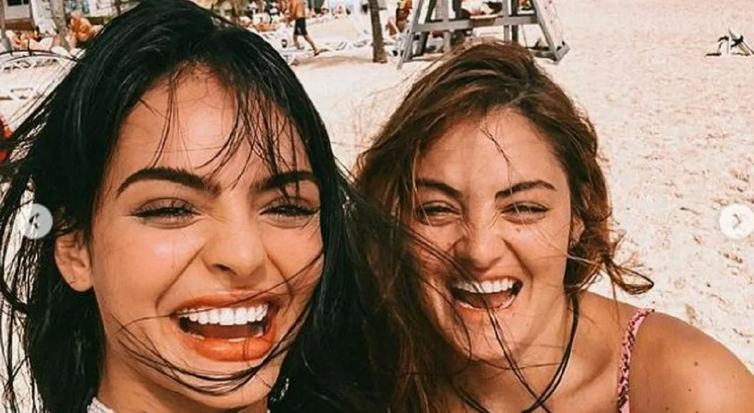 'Majo' y Yuri Vargas, hermanas y actirces colombianas en la playa. Yuri defendió a su hermana tras críticas de cirugías.