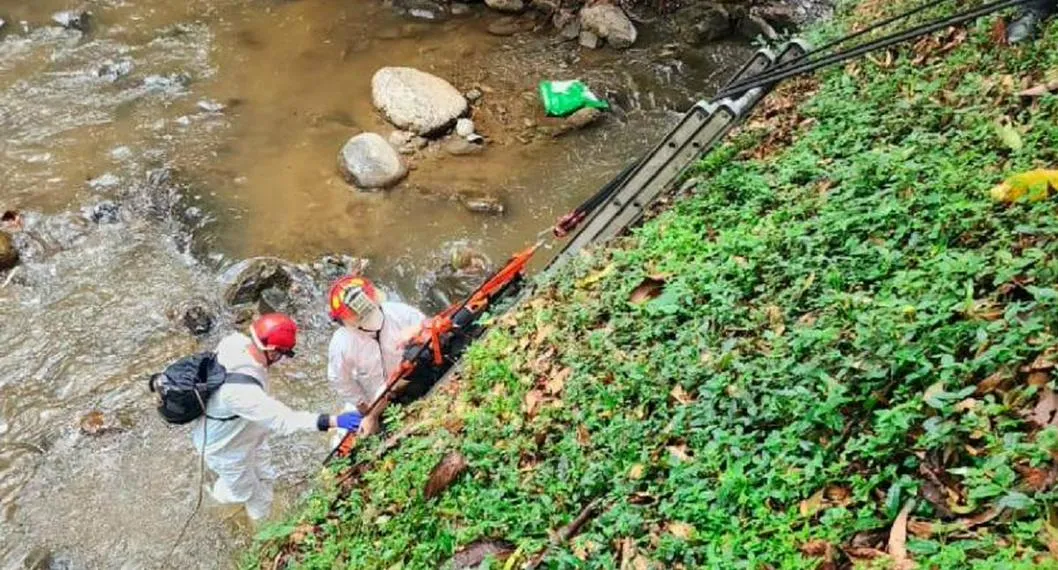Autoridades sacando cuerpo de quebrada en Medellín. En referencia al hombre muerto en quebrada.