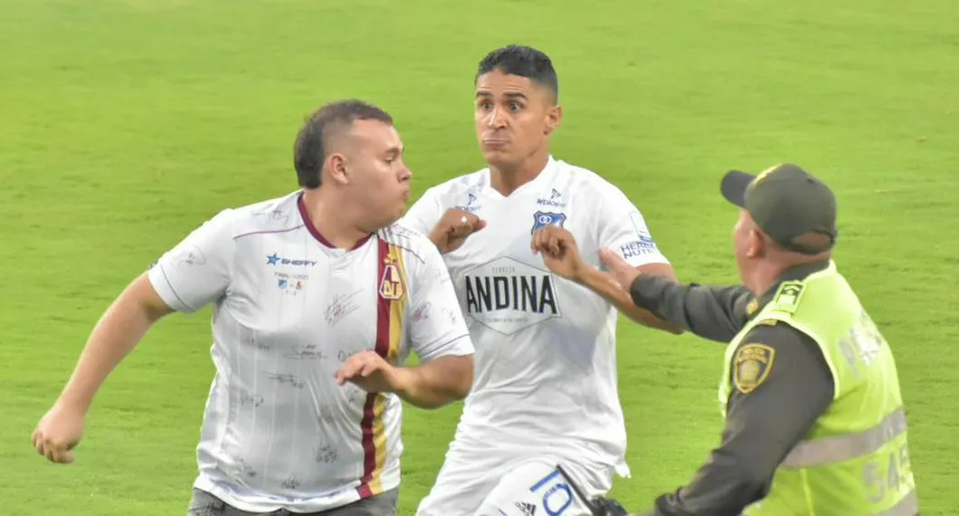 Foto de agresión entre Daniel Cataño e hincha de Deportes Tolima, Alejandro Montenegro