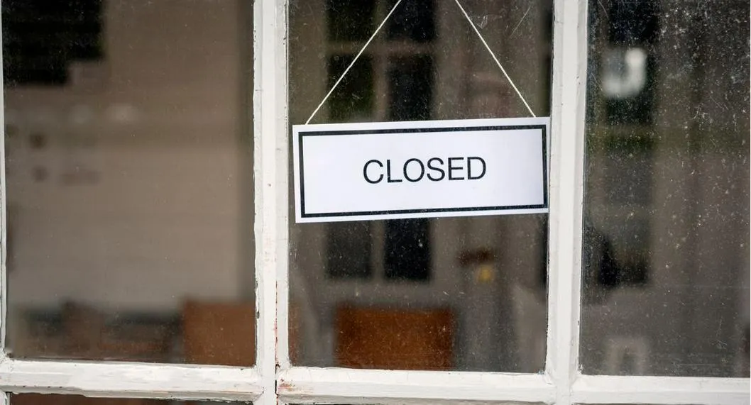 Foto de puerta cerrada a propósito de qué días estarán cerrados los bancos en México durante Semana Santa