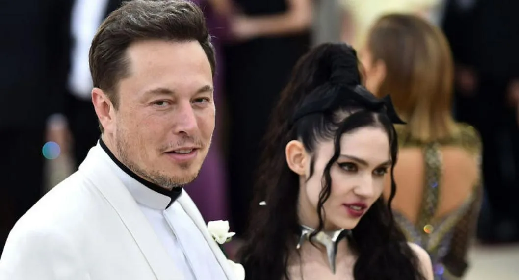 Elon Musk y Grimes en la MET gala del 2018 ilustran nota sobre cambio de nombre de su hija.