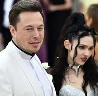 Elon Musk y Grimes en la MET gala del 2018 ilustran nota sobre cambio de nombre de su hija.