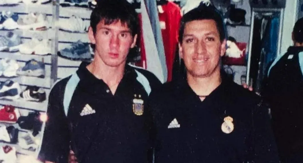 Lionel Messi luego de comprar unos tenis en el Sanandresito de Pereira cuando jugaba el Sudamericano Sub-20 en 2005. A su lado, Luis Eduardo Giraldo, comerciante que le vendió las zapatillas