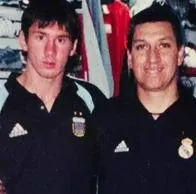Lionel Messi luego de comprar unos tenis en el Sanandresito de Pereira cuando jugaba el Sudamericano Sub-20 en 2005. A su lado, Luis Eduardo Giraldo, comerciante que le vendió las zapatillas