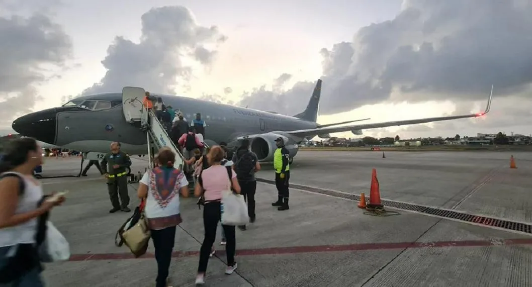 Avión de la Fuerza Aérea, evacuando viajeros de Ultra de San Andrés.
