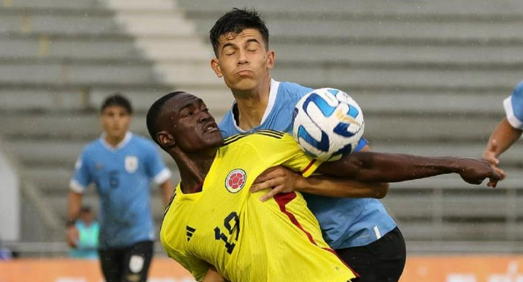 Juan David Bonilla, delantero de la Selección Colombia Sub-17, disputando un balón contra un jugador de Uruguay, en el Sudamericano.