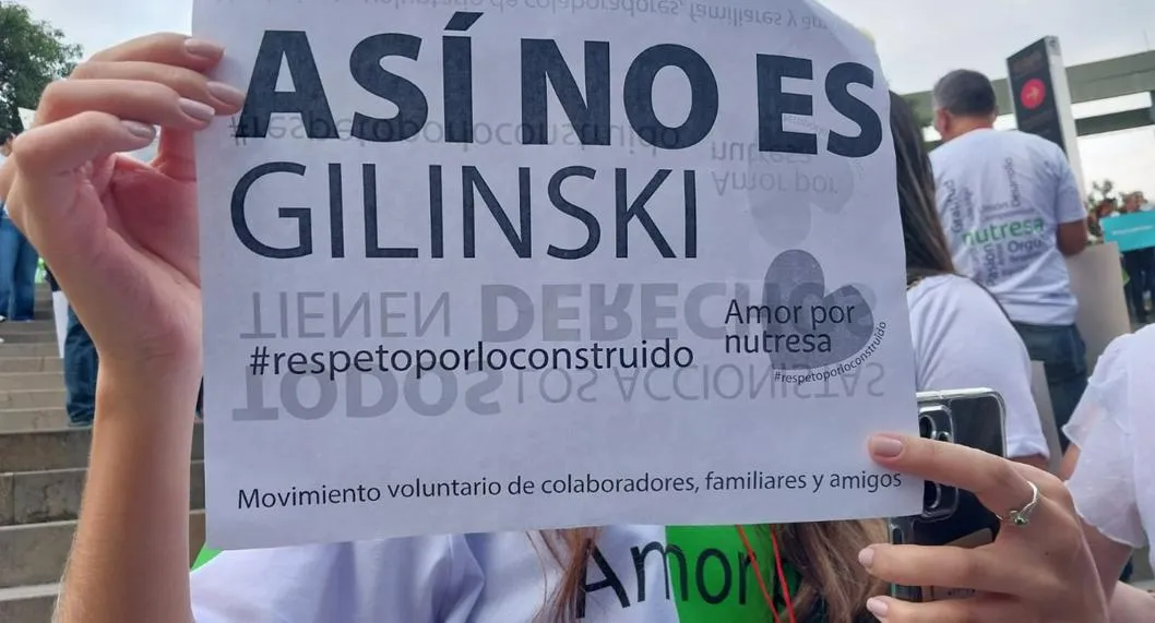 Los empleados del Grupo Empresarial Antioqueño armaron protesta en la Plaza Mayor para no dejar meter a los Gilinski en la Asamblea Extraordinaria. 