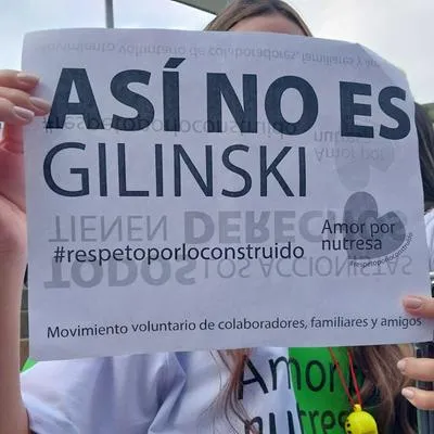Los empleados del Grupo Empresarial Antioqueño armaron protesta en la Plaza Mayor para no dejar meter a los Gilinski en la Asamblea Extraordinaria. 