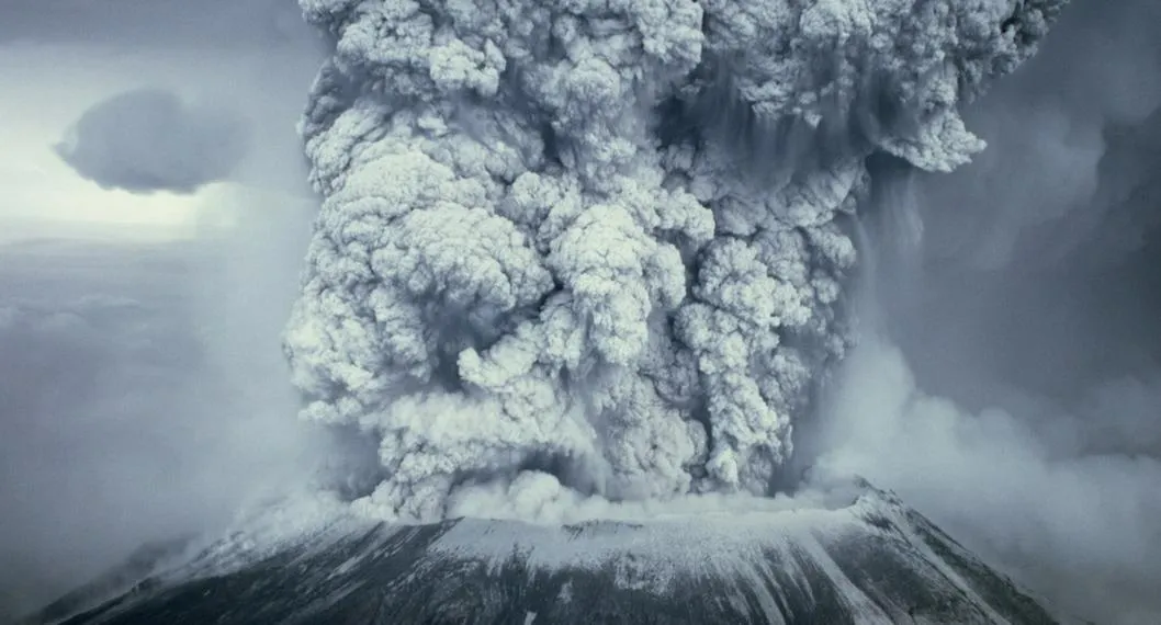 Imagen ilustrativa de un volcán en erupción, a propósito de la alerta naranja del volcán Nevado del Ruiz.