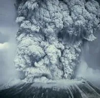Imagen ilustrativa de un volcán en erupción, a propósito de la alerta naranja del volcán Nevado del Ruiz.