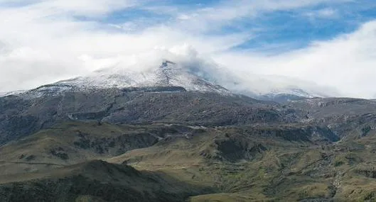 Nevado del Ruiz: Petro pide a alcaldes activar protocolos por alerta naranja en volcán