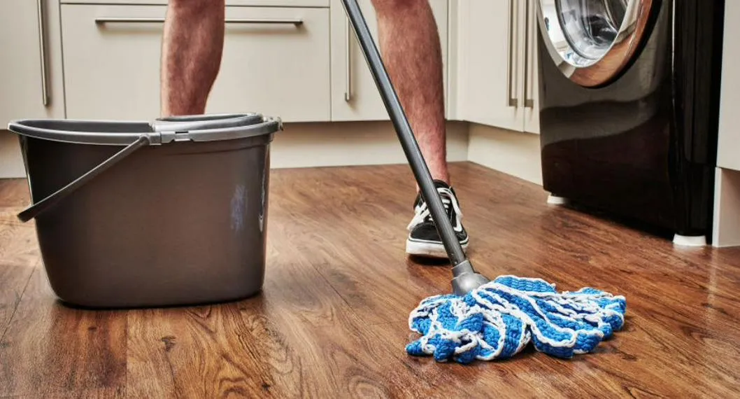 Persona limpiando a propósito de 5 errores que comete al limpiar las zonas que tienen humedad. 