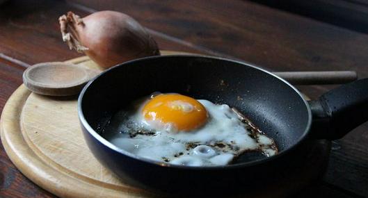 Un huevo en un sarten, a propósito de las recomendaciones de los expertos, sobre cuáles son las infaltables en la cocina