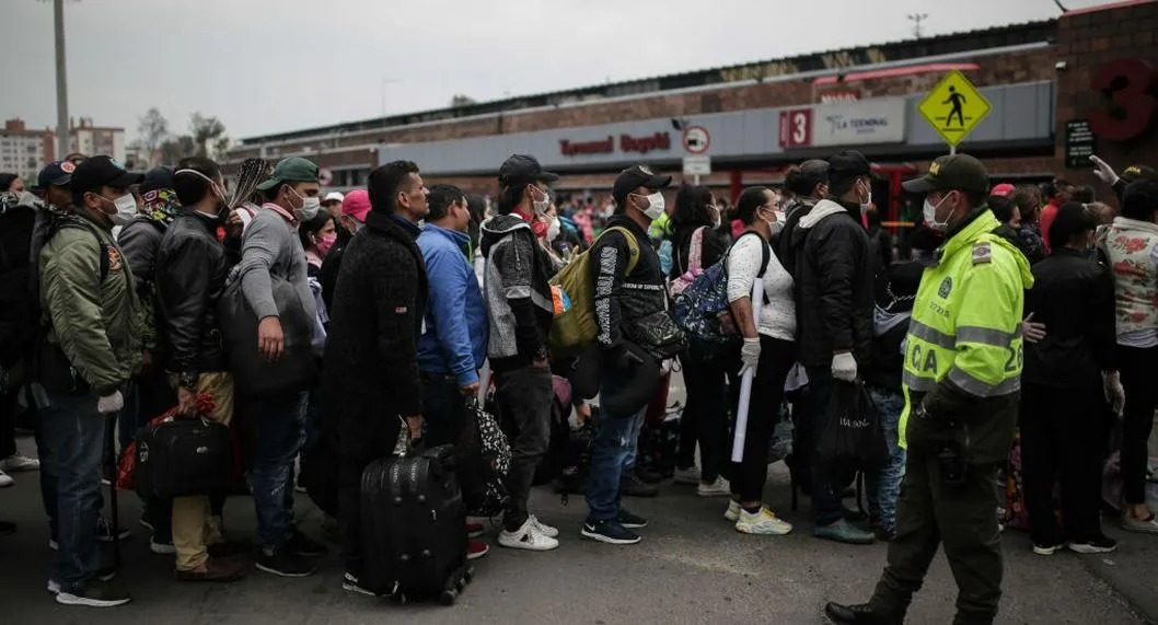 Imagen de filas en la Terminal de El Salitre en Bogotá, uno de los lugares que más recibe y despacha viajeros durante Semana Santa