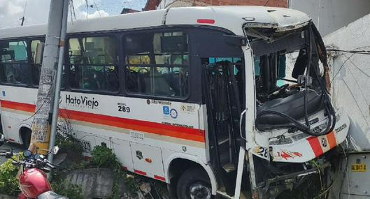 Bus de servicio público se estrelló contra una casa luego de quedarse sin frenos en Bello, Antioquia.