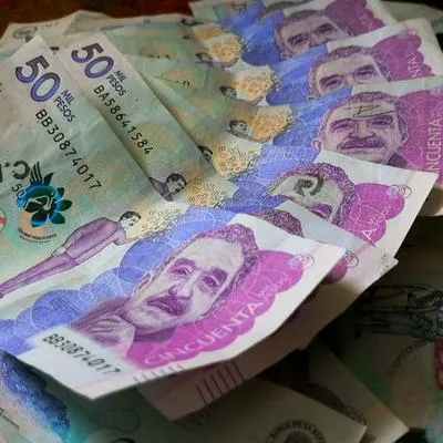 Foto de billetes colombianos de $ 50.000, a propósito del listado que reveló la Superfinanciera de bancos que más plata ganaron y perdieron