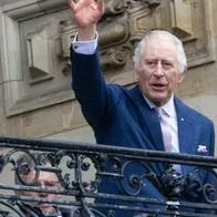 Rey Carlos III saludando desde un balcón ilustra nota sobre su primer retrato.