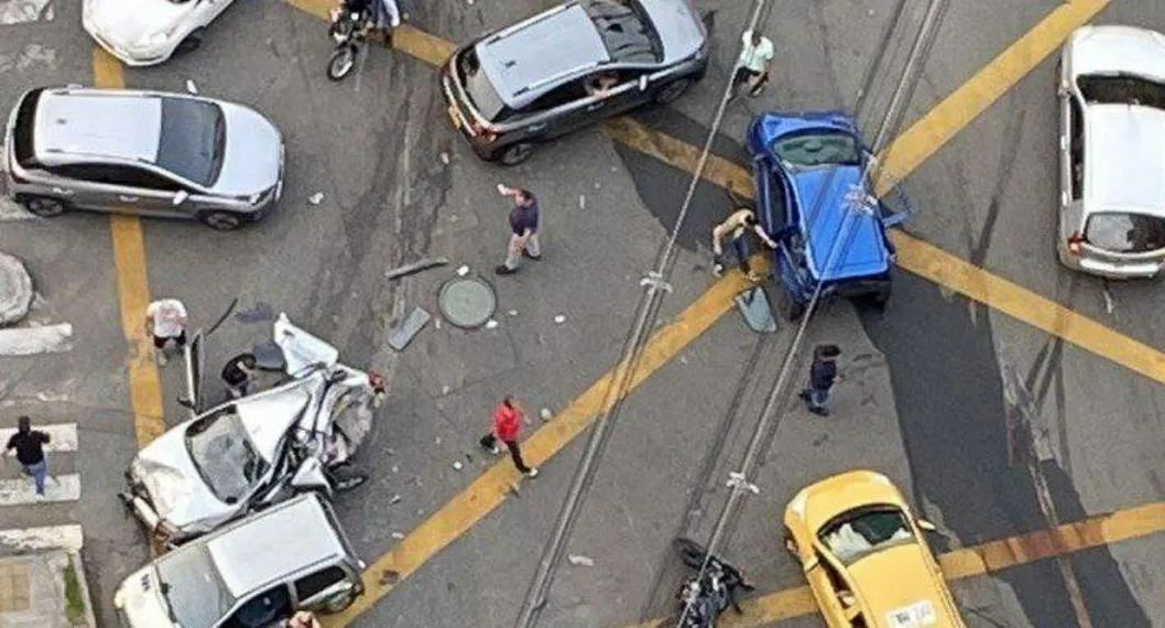 Toma desde un edificio del grave accidente de 7 vehículos en Bello, Antioquia, en la tarde del 31 de marzo