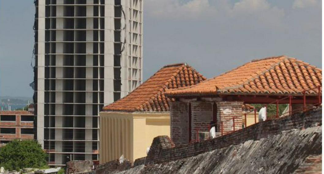 Muralla del Castillo de San Felipe en Cartagena, y al fondo el edificio Aquarela, que afectaba su imagen y patrimonio, pero que un juez ordenó su demolición