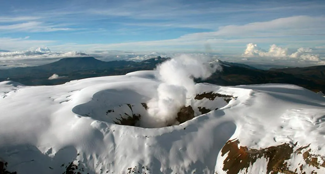 Foto del volcán Nevado del Ruíz, para ilustrar artículo sobre 4 municipios cercanos al volcán, que estarían en riesgo.