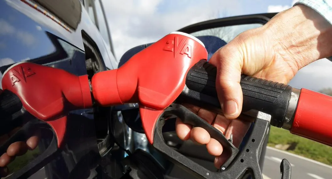 Gasolina hoy: cuánto sube en abril en Colombia y roza los 12.000 pesos