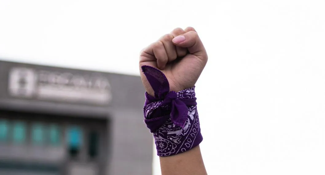 Foto de mano de mujer con paño morado feminista, para ilustrar artículo sobre amenazas a mujeres del Pacto Histórico.