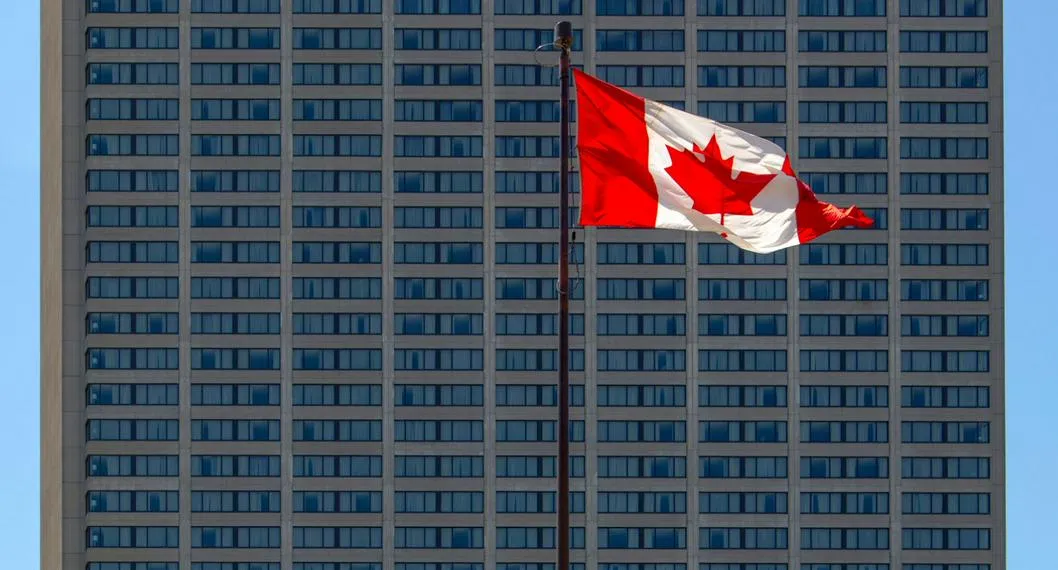 Edificios y bandera de Canadá ilustran nota sobre cuándo es más barato viajar a ese país.