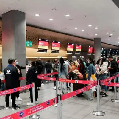 Pasajeros de Ultra Air están también varados con Avianca, pues dicen que esta aerolínea les estaría pidiendo más plata para tiquetes. 