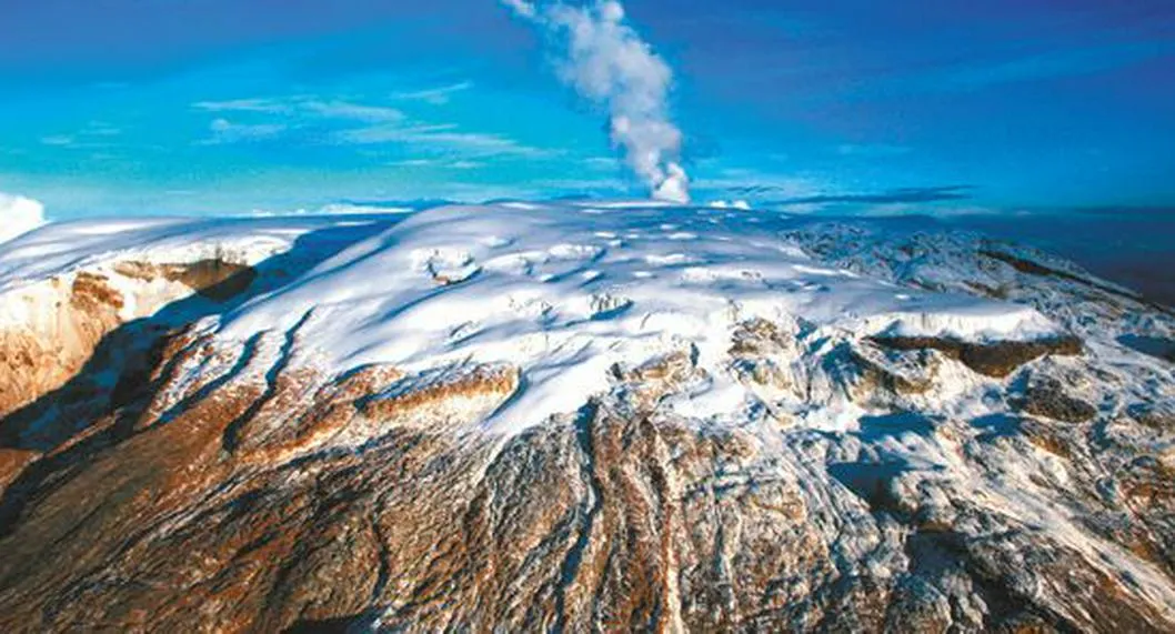 Foto del volcán Nevado del Ruíz, a propósito del artículo sobre hace cuánto no se registraba una alerta similar en Colombia.