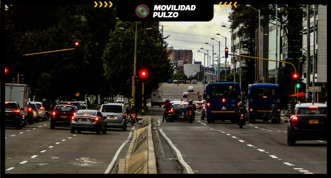 Foto de carros andando en Bogotá, a propósito del artículo sobre el pico y placa el 4 de abril en la capital. 